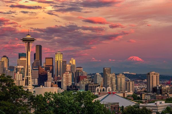Jones, Adam 아티스트의 Seattle-Washington State skyline and distant Mt Rainier작품입니다.